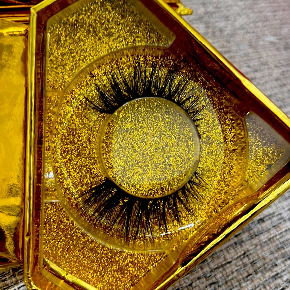 Lightweight everyday use, synthetic lashes! Cruelty free! Up to 20+ uses!